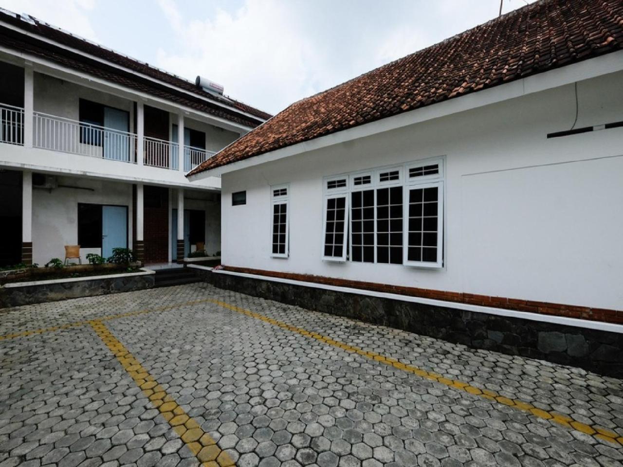 RedDoorz near Moro Mall Purwokerto Esterno foto